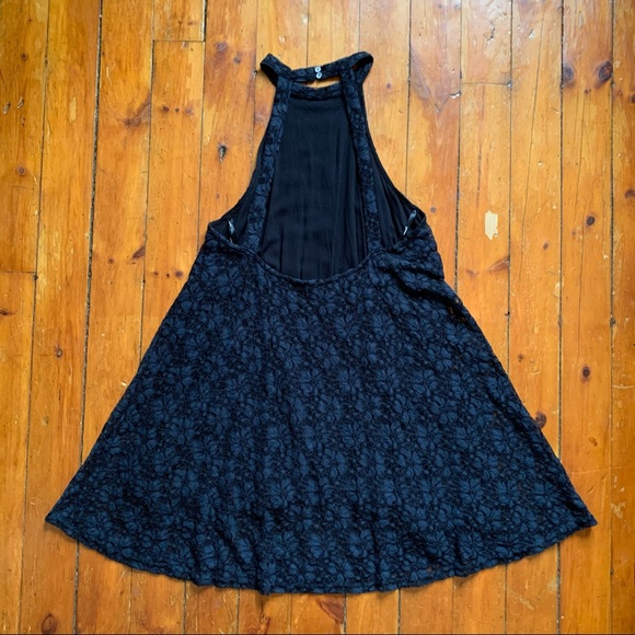 Lace flower overlay dress with open back 🖤 - Picture 11 of 12